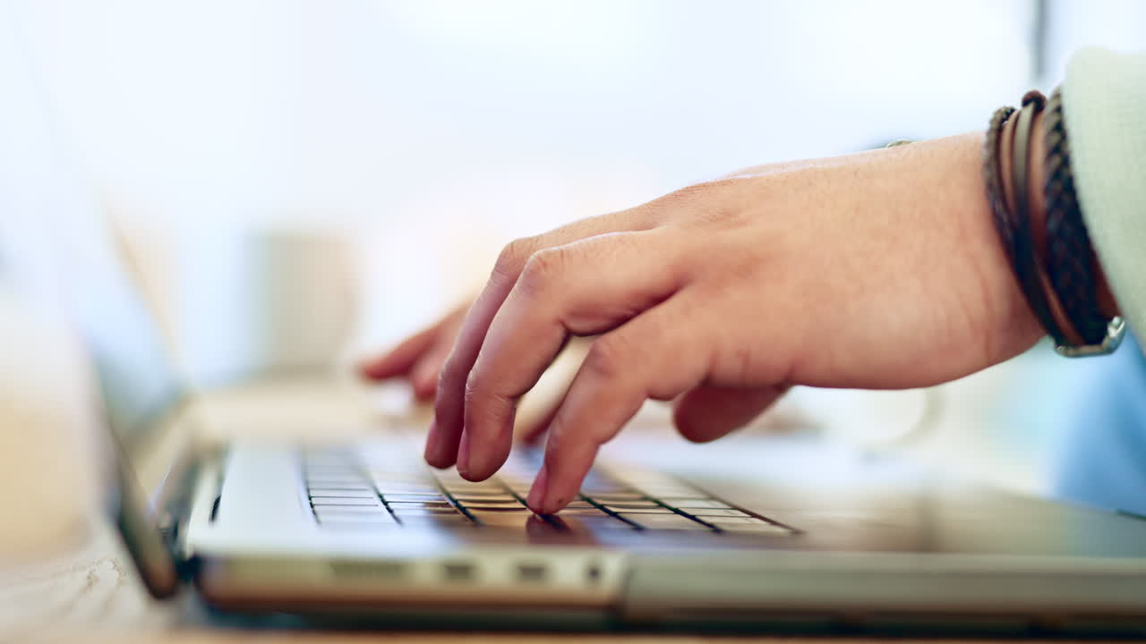 mecanografía manual, computadora portátil y trabajo remoto en el escritorio