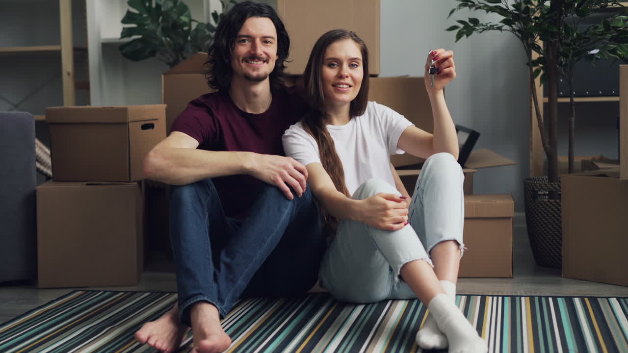 una pareja feliz se muda a su nuevo hogar.
