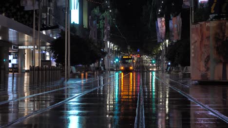 Un-Tranvía-Recorre-El-Cbd-De-Melbourne-Vacío-Durante-Un-Toque-De-Queda-Forzado-Mientras-Australia-Está-Atenazada-Por-Restricciones-De-Covid