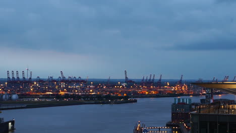 Hamburgo,-Alemania:-Vista-Temporal-Del-Puerto-De-Hamburgo-A-última-Hora-De-La-Tarde,-Tomada-Desde-Una-Plataforma-De-Observación-En-Landungsbruecken.