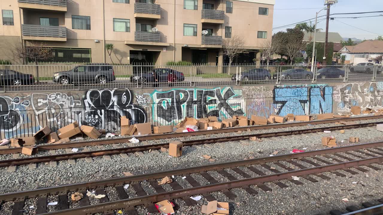 basura tirada en las vías del tren