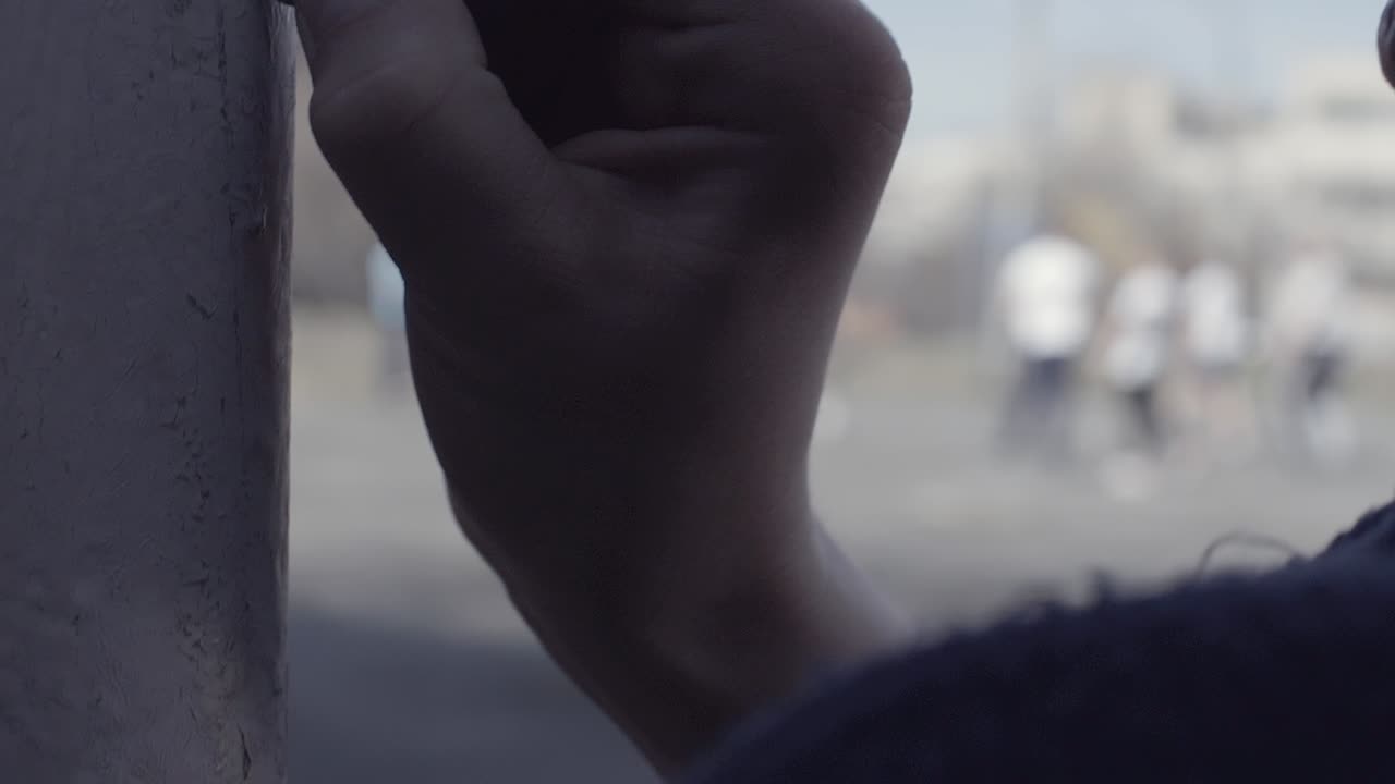 niño dibujando en una pared