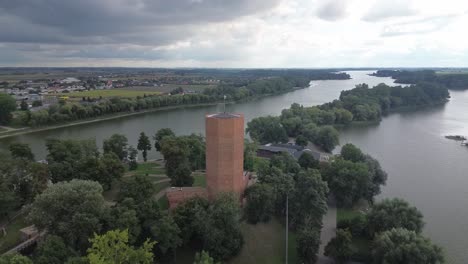 Vista-Aérea-Circulando-Alrededor-De-La-Torre-Del-Ratón-En-Kruszwica-Polonia-Europa