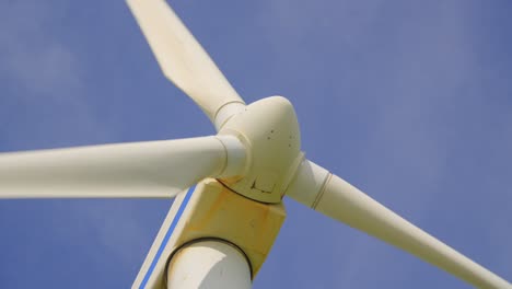 Nahaufnahme-Einer-Windkraftanlage-Mit-Halber-Geschwindigkeit-In-Zeitlupe