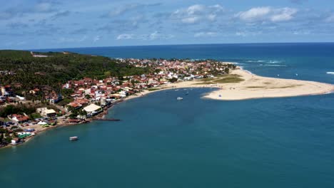 dolly out aerial drone toma amplia de la playa tropical de la ciudad de barra do cunhaú en canguaretama, donde el gran río curimataú se encuentra con el mar en el estado de río grande do norte, brasil