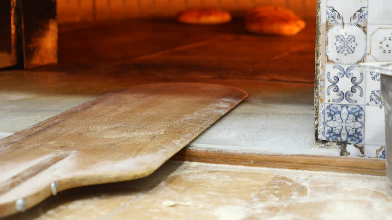 hornear pan en un horno de leña