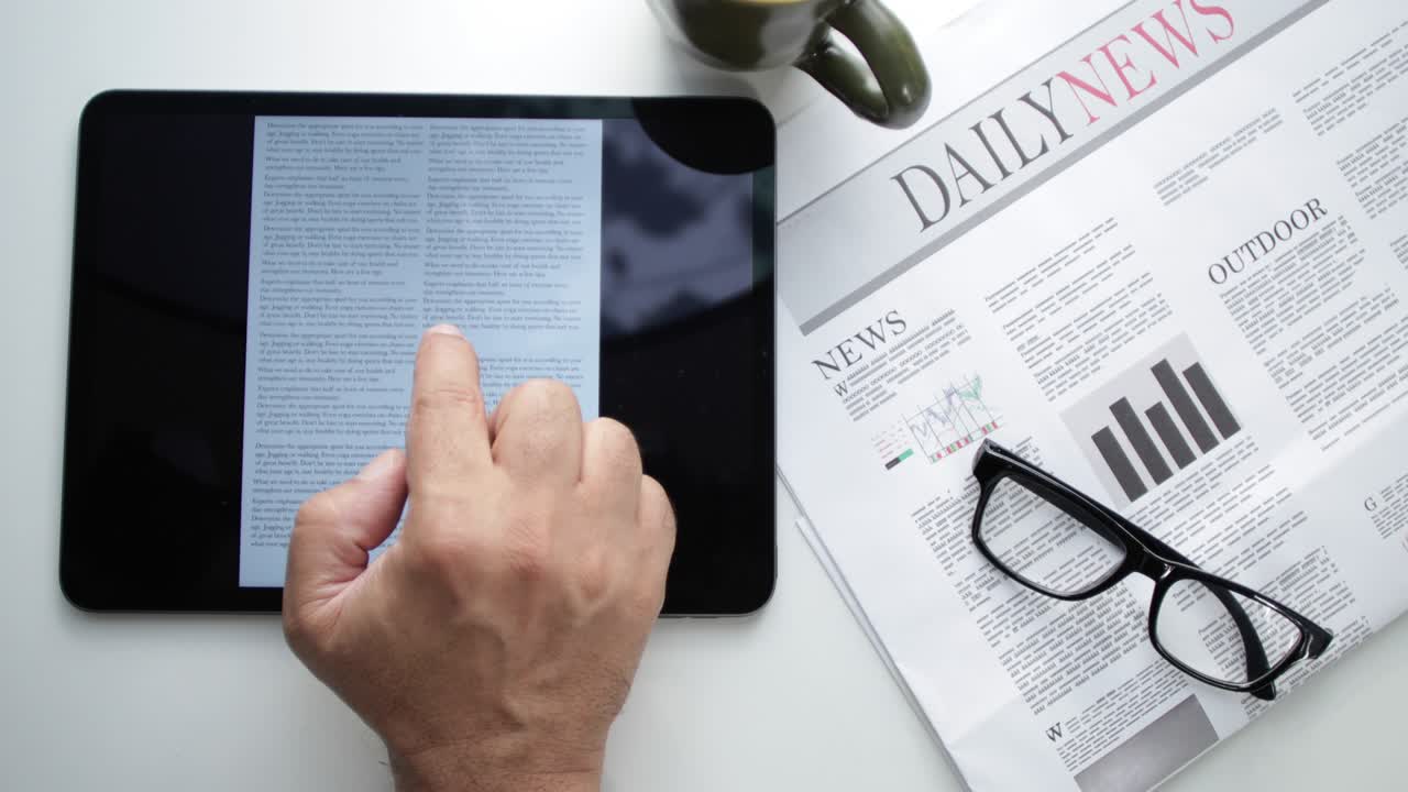 tableta de mano con noticias