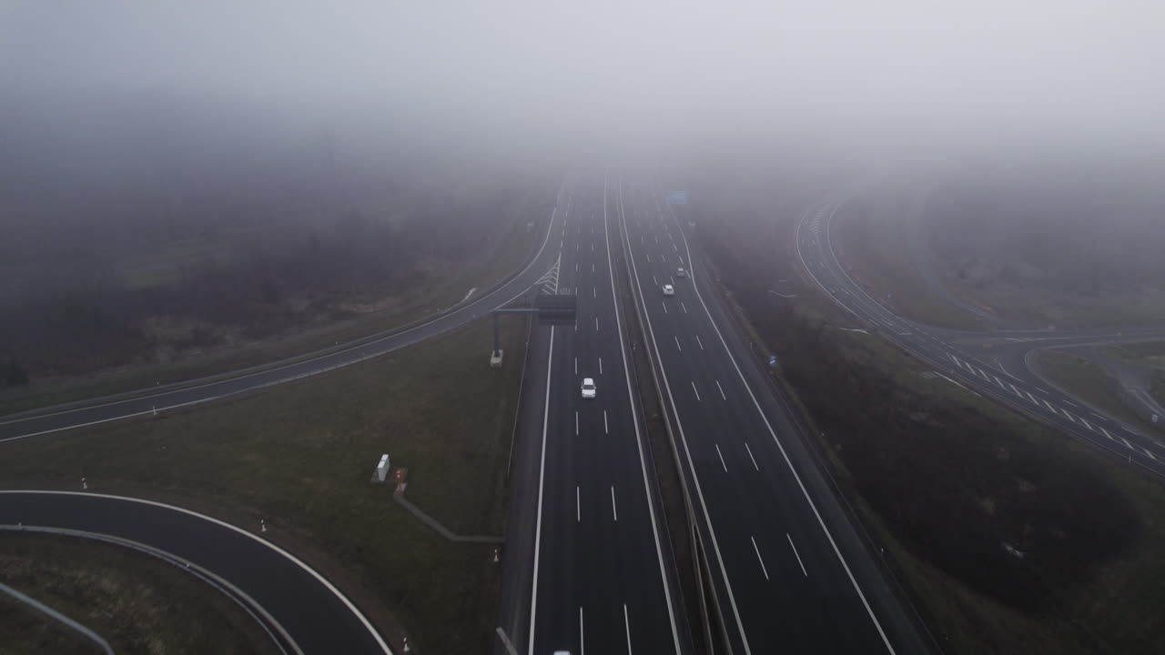 구름이 많은 날씨에 뒤로 날아다니며 가을 시즌에  ⁇  차를 운전하는 독일 고속도로에 기울어집니다.