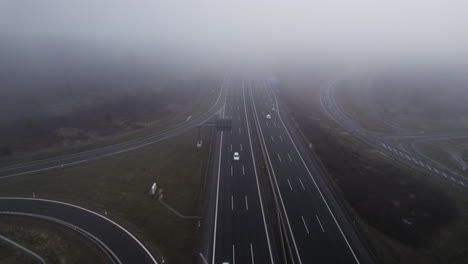 Rückwärtsflug-Bei-Bewölktem-Wetter,-Der-Auf-Der-Deutschen-Autobahn-Nach-Unten-Kippt,-Mit-Fahrenden-Weißen-Autos-In-Der-Herbstsaison