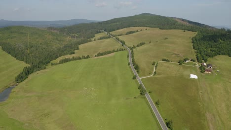 Vista-Pacífica-De-La-Carretera-En-La-Región-Montañosa-De-Tatra,-Pueblo-De-Ždiar-En-Eslovaquia---Toma-Aérea