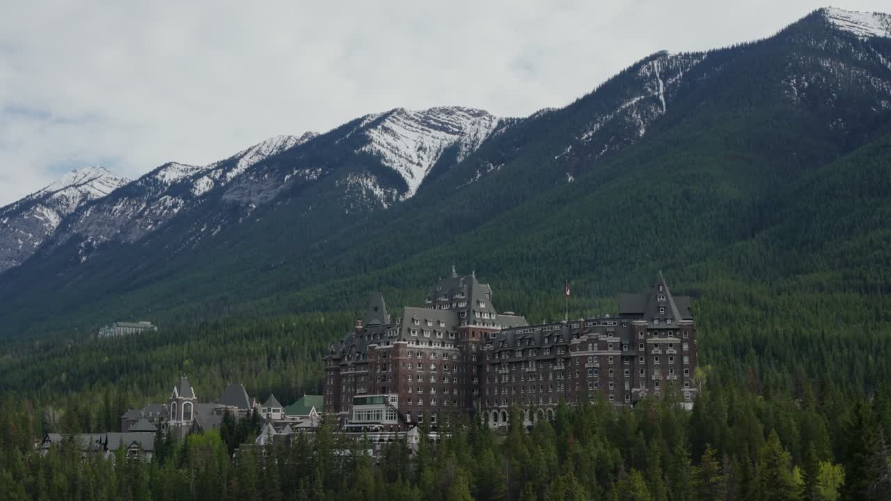 Hotel Fairmont Banff Springs immerso nelle Montagne Rocciose innevate nel Parco Nazionale di Banff