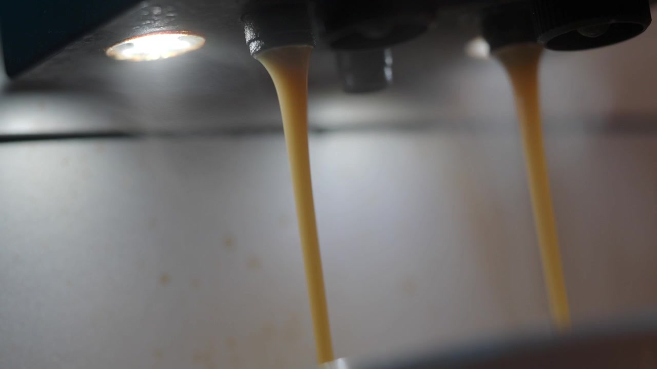 Espresso Segar Mengalir dari Mesin Kopi Profesional