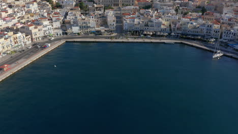 Antena:-Revelar-Toma-De-Ermoupoli-En-Syros,-Grecia-Durante-El-Amanecer.