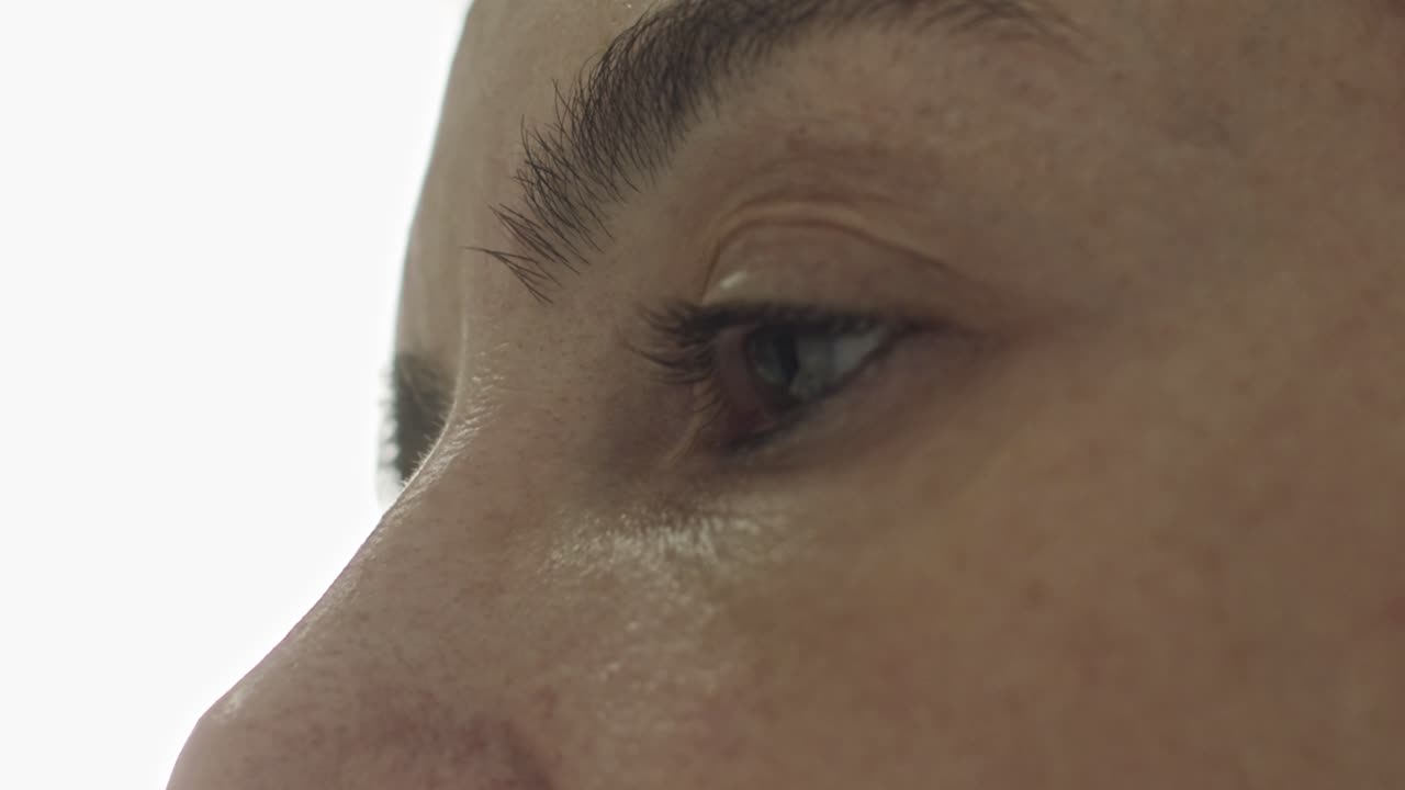 cerrar morena mujer cepillarse el cabello en el