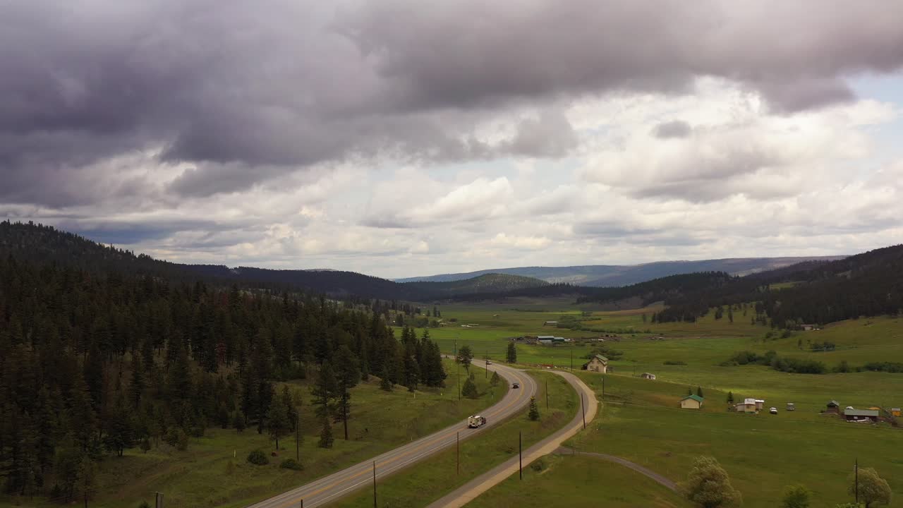 그린 호라이즌스: 브리티시 컬럼비아의 클린턴 근처의 95번 고속도로의 화려한 드론 관점