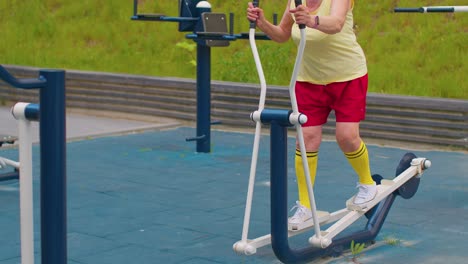 Ältere-Frau,-Großvater,-70-Jahre-Alt,-Beim-Sporttraining,-Training-Auf-Dem-Orbitrek-Spielplatz