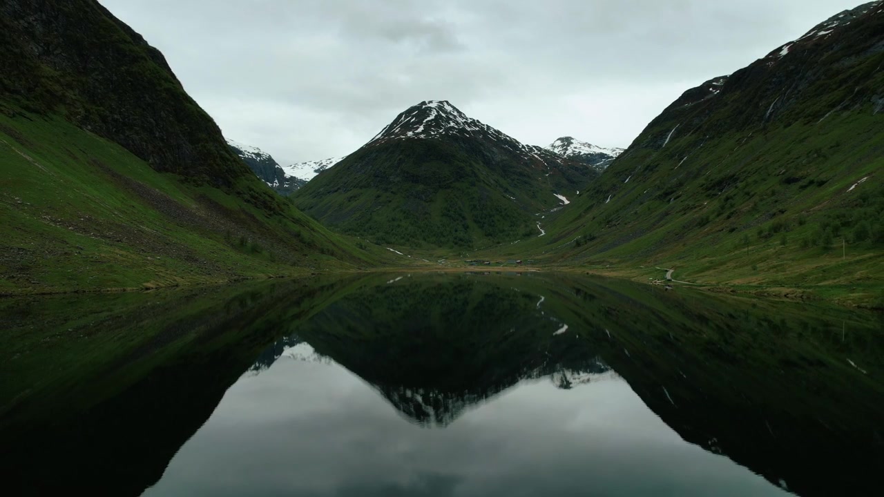 Vista aerea con drone dei riflessi delle montagne sul lago Anestølen in Norvegia.