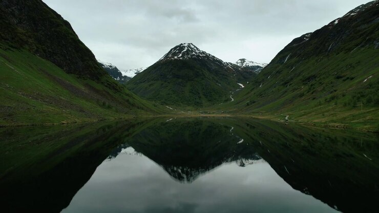 Vista aerea con drone dei riflessi delle montagne sul lago Anestølen in Norvegia.
