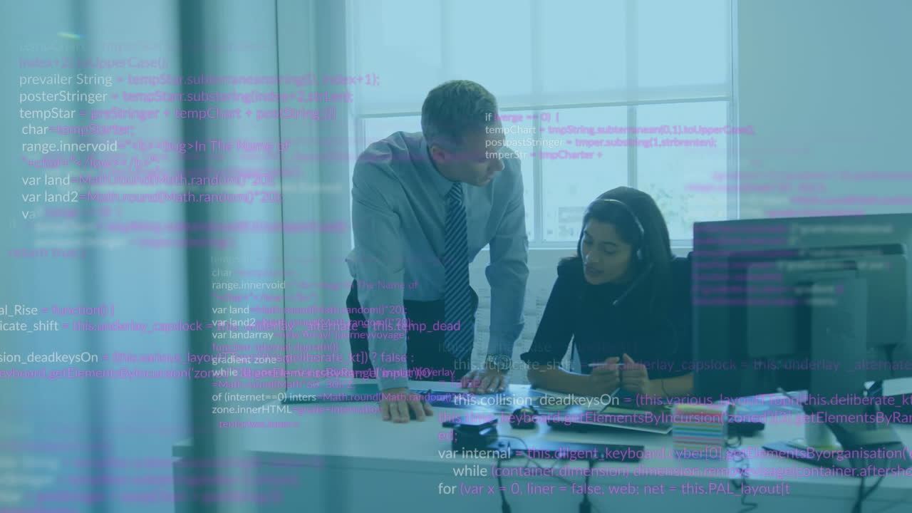 animación de lenguaje informático multicolor sobre diversos compañeros de trabajo discutiendo informes en el escritorio