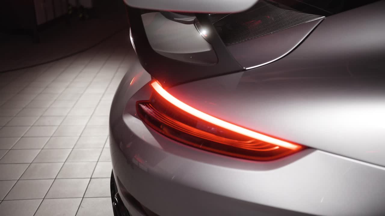 mecánico cierra el capó del nuevo superdeportivo moderno después del servicio en 4k