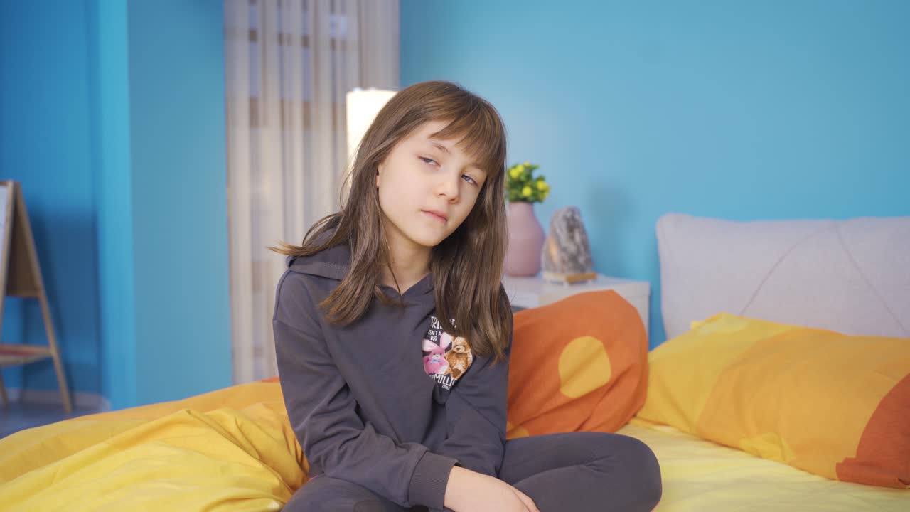 침대에서 잠을 자지 않는 아름다운 소녀는 사려 깊은 사람입니다. 그녀는 문제가 있습니다.