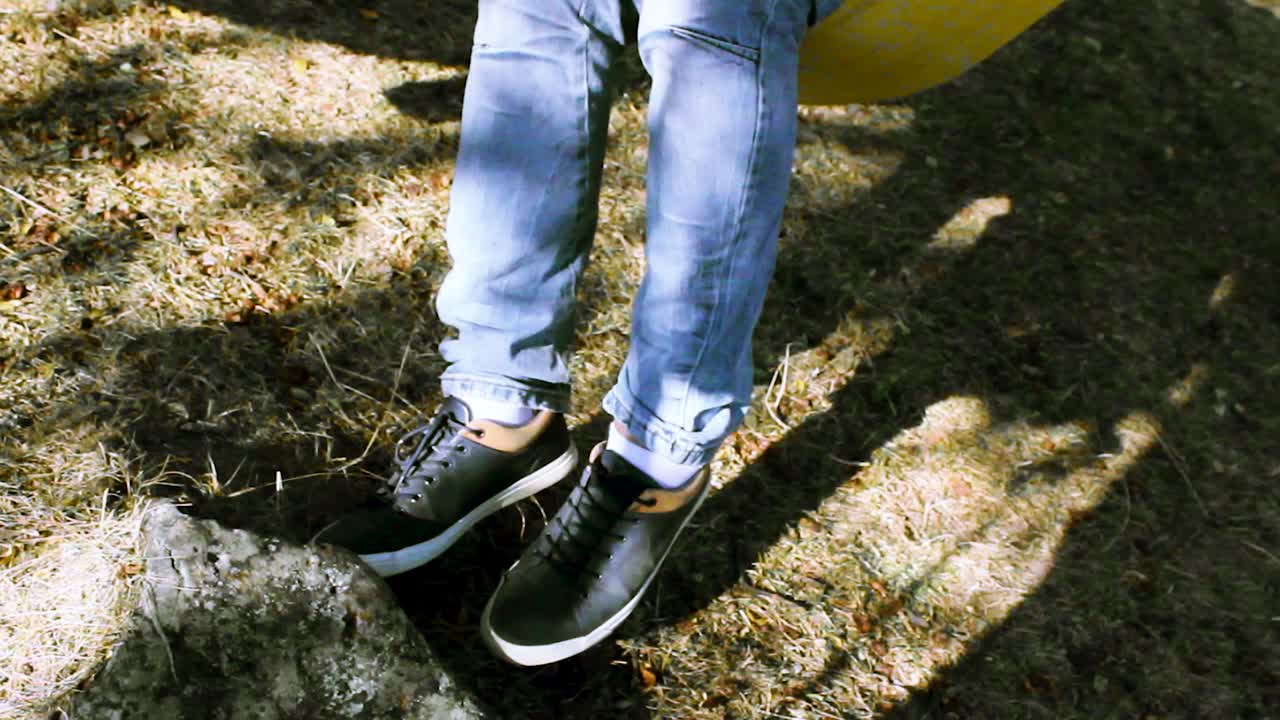 balanceándose en una hamaca y enfriándose