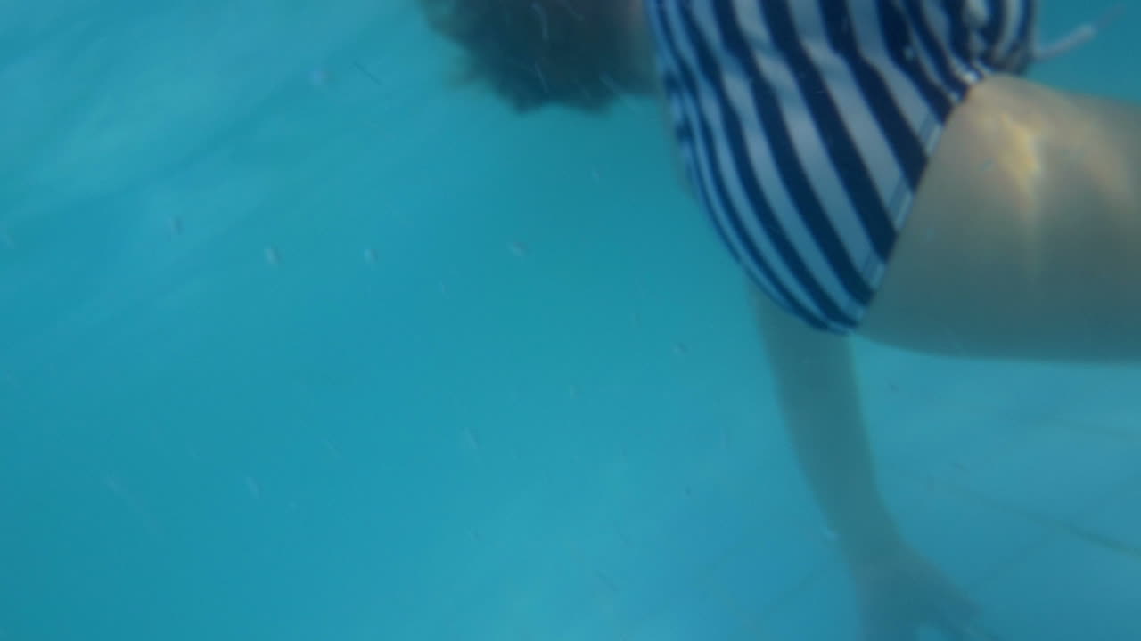 아이가 수영장에 두 번 다이빙하는 것