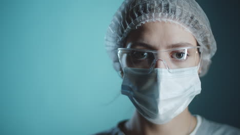 retrato de estudio de una enfermera en uniforme de protección