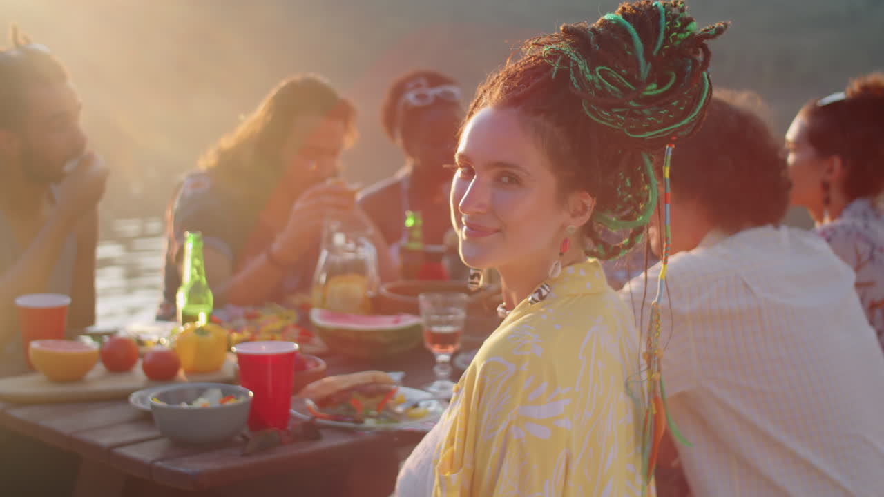 친구 들 과 함께 호수 파티 에서 드레드 로크 를 입은 젊은 여자 의 초상화