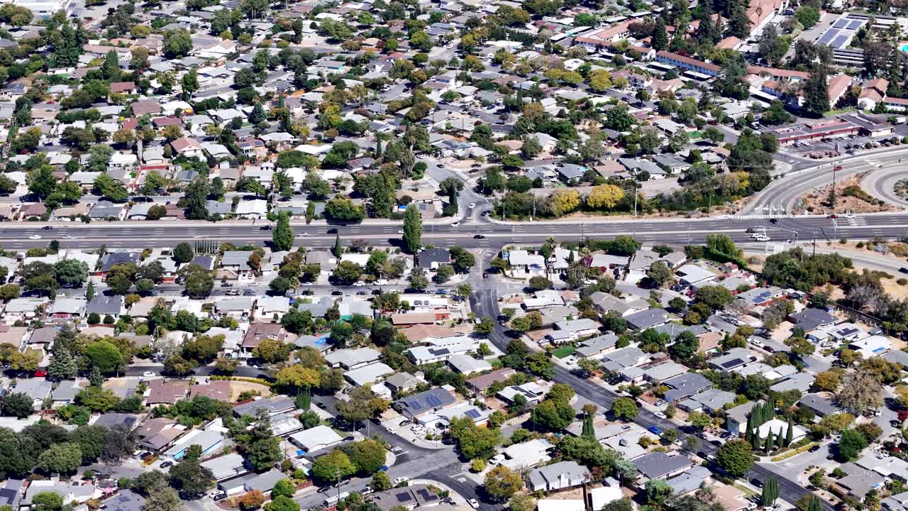 캘리포니아의 실리콘 리 (silicon valley) 의 한 교외 지역, 푸른 하늘 아래 울창한 초록색과 멀리 떨어진 산맥의 공중 풍경