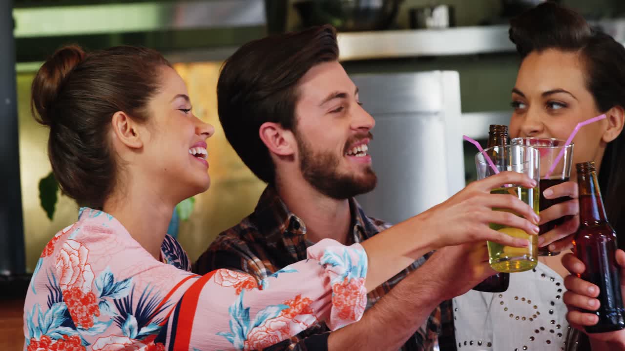 amigos brindando bebidas juntos en un restaurante