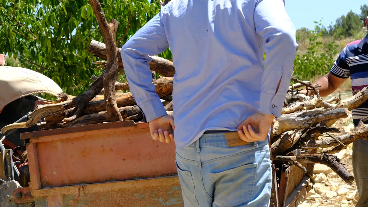 남자들은 나무 상자를 수집합니다.