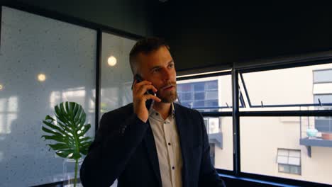 hombre de negocios hablando por teléfono móvil 4k