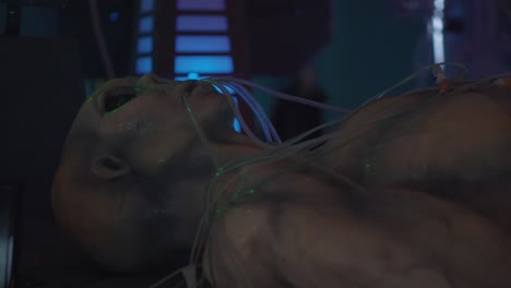 espécimen alienígena en un entorno médico futurista