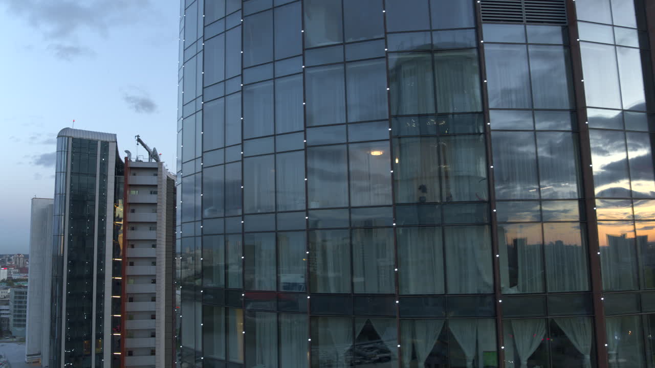 rascacielos moderno en la ciudad al atardecer