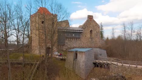 Ruinas-De-Lapso-De-Tiempo-Del-Castillo-Medieval-De-Sigulda,-Letonia