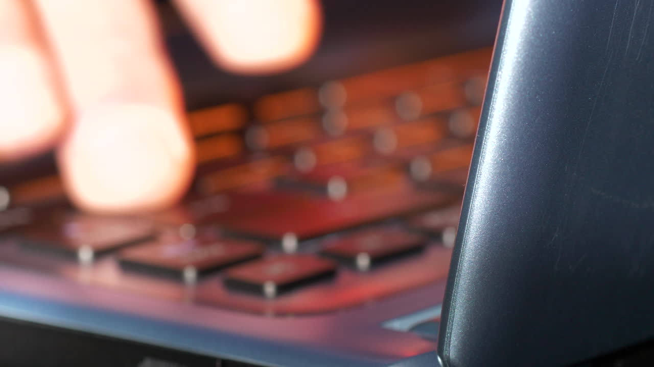 사람이 가까운 정적 보기에서 노트북으로 작업하고 있습니다.