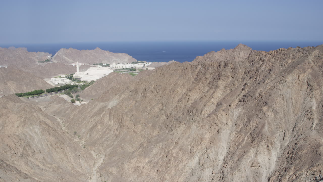Porto Sultan Qaboos e le Montagne Al Hajar a Muscat, Oman, inquadratura panoramica