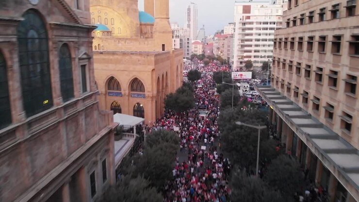 Riprese con drone - Libano, proteste a Beirut in Piazza dei Martiri, centro città.