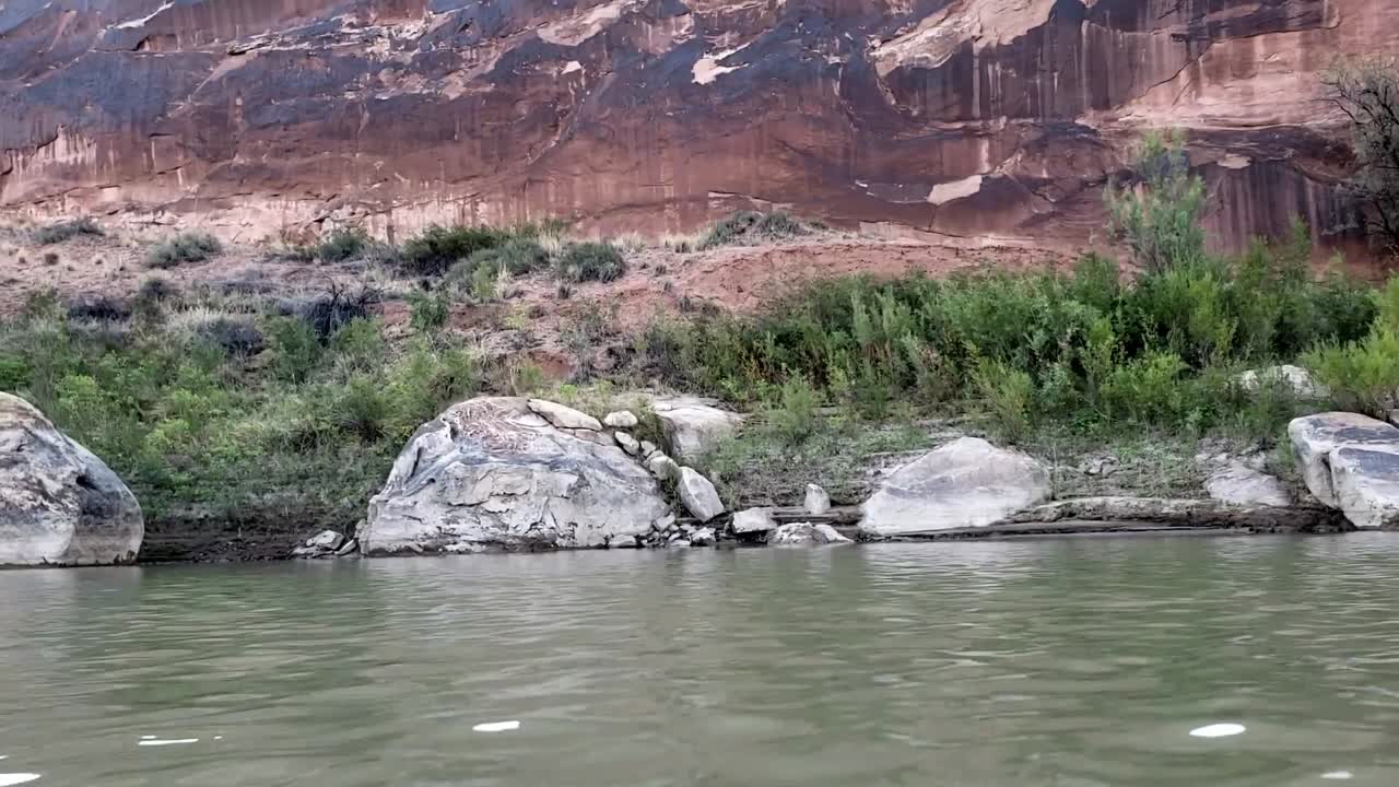 carro de la pared del cañón del río en utah