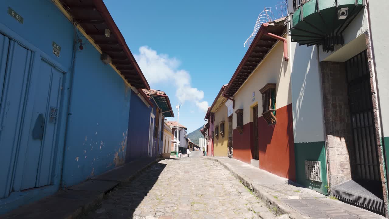 Vivace strada de La Candelaria con ciottoli, Bogotà Colombia.