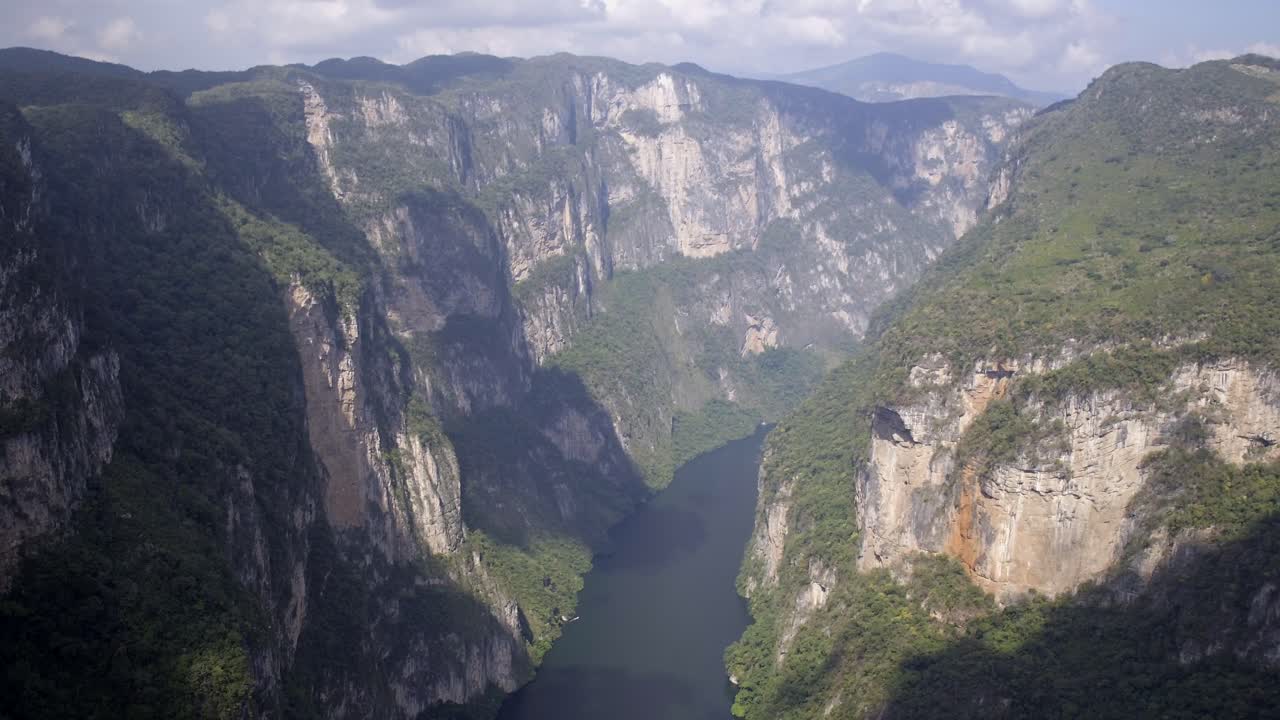 una foto aérea del cañón de sumidero, chiapas, méxico