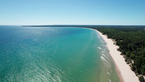 Disparo-De-Un-Dron-A-La-Izquierda-Del-Parque-Estatal-Whitefish-Dunes-En-El-Condado-De-Door,-Wisconsin.