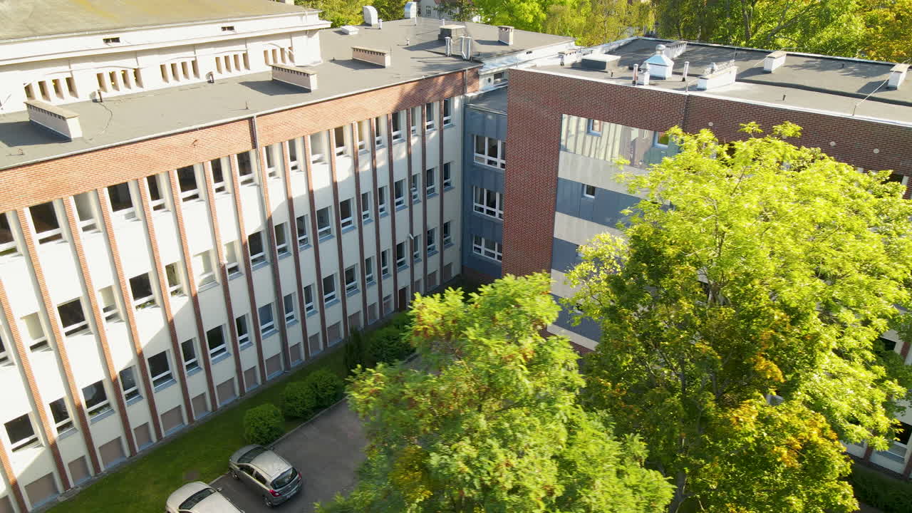 그단스크 경영 대학 교수진의 느린 공중, 가을 시즌에 푸른 나무를 닫습니다.