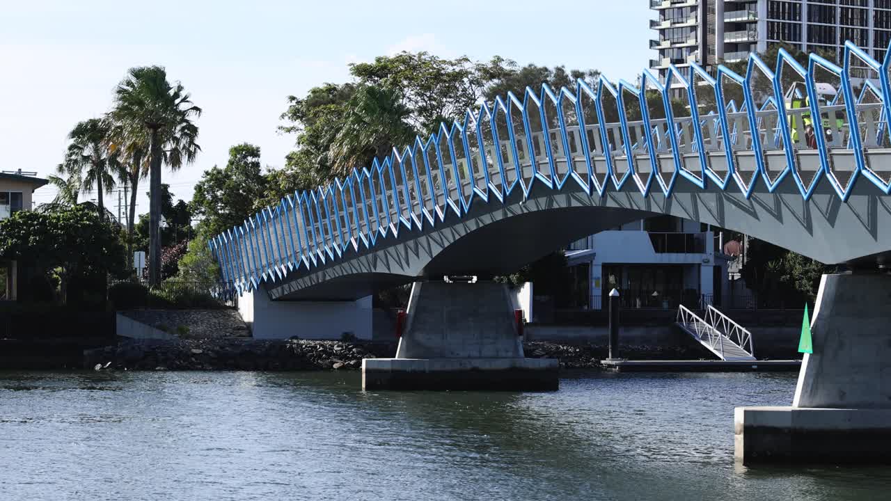 독특 한 디자인 으로 물로 를 가로지르는 다리