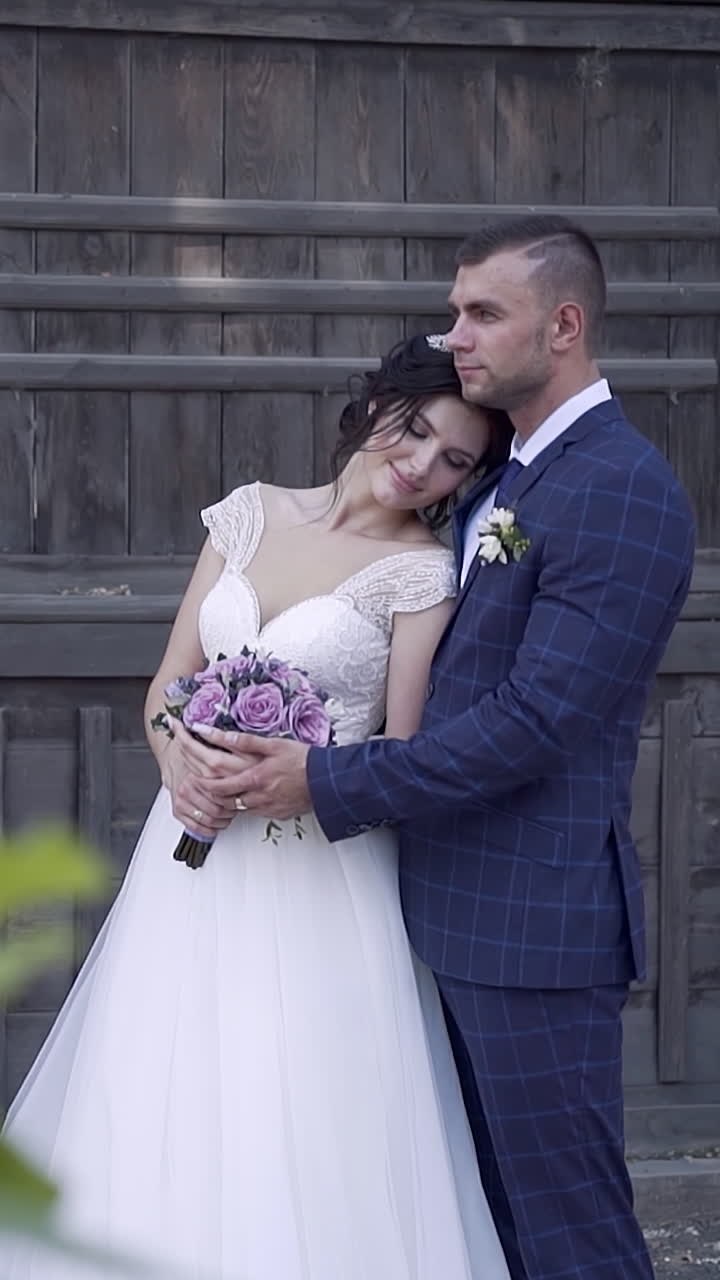 retrato romántico de una pareja de bodas