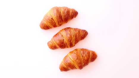 fila de tres croissants frescos y deliciosos