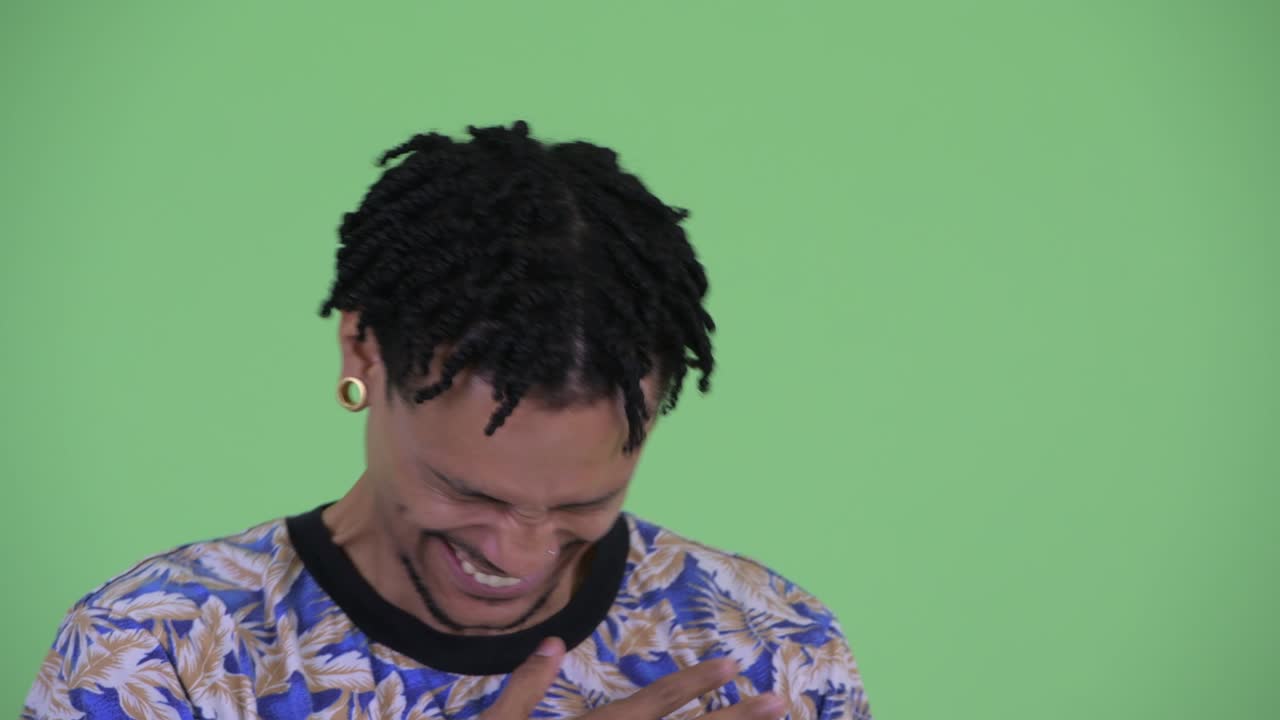 joven y guapo hombre africano con dreadlocks