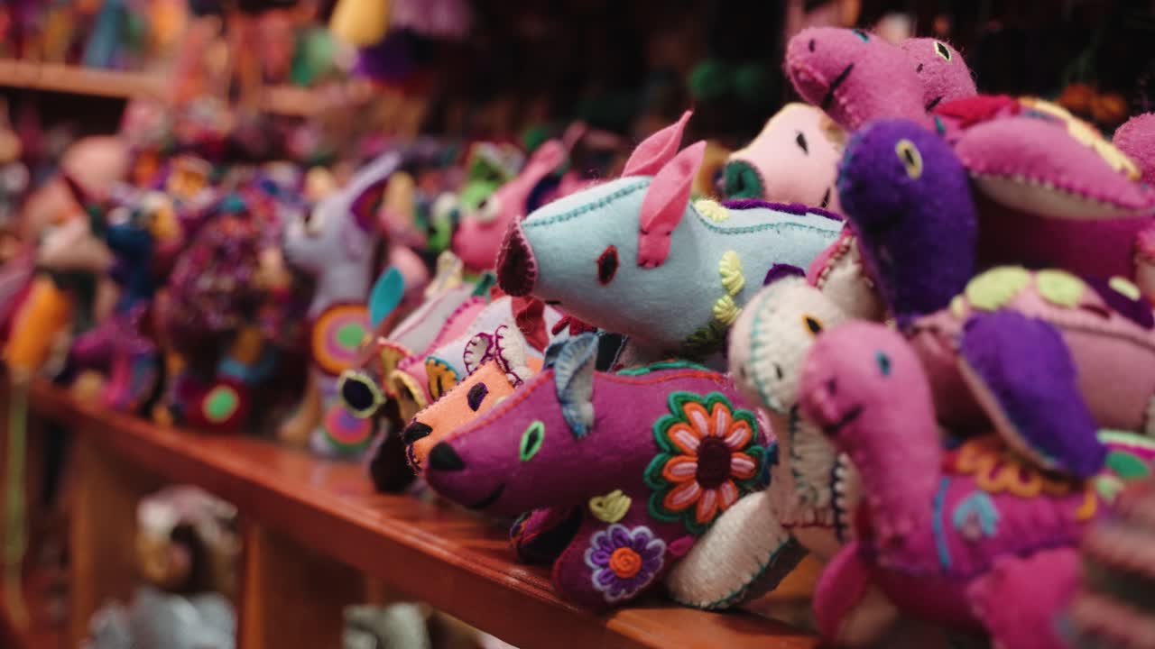 멕시코 치아파스 의 산 크리스토발 데 라스 카사스 의 소크 에 있는 다채로운 손으로 만든 부드러운 장난감