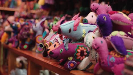 juguetes blandos coloridos hechos a mano en el mercado de san cristobal de las casas en chiapas, méxico